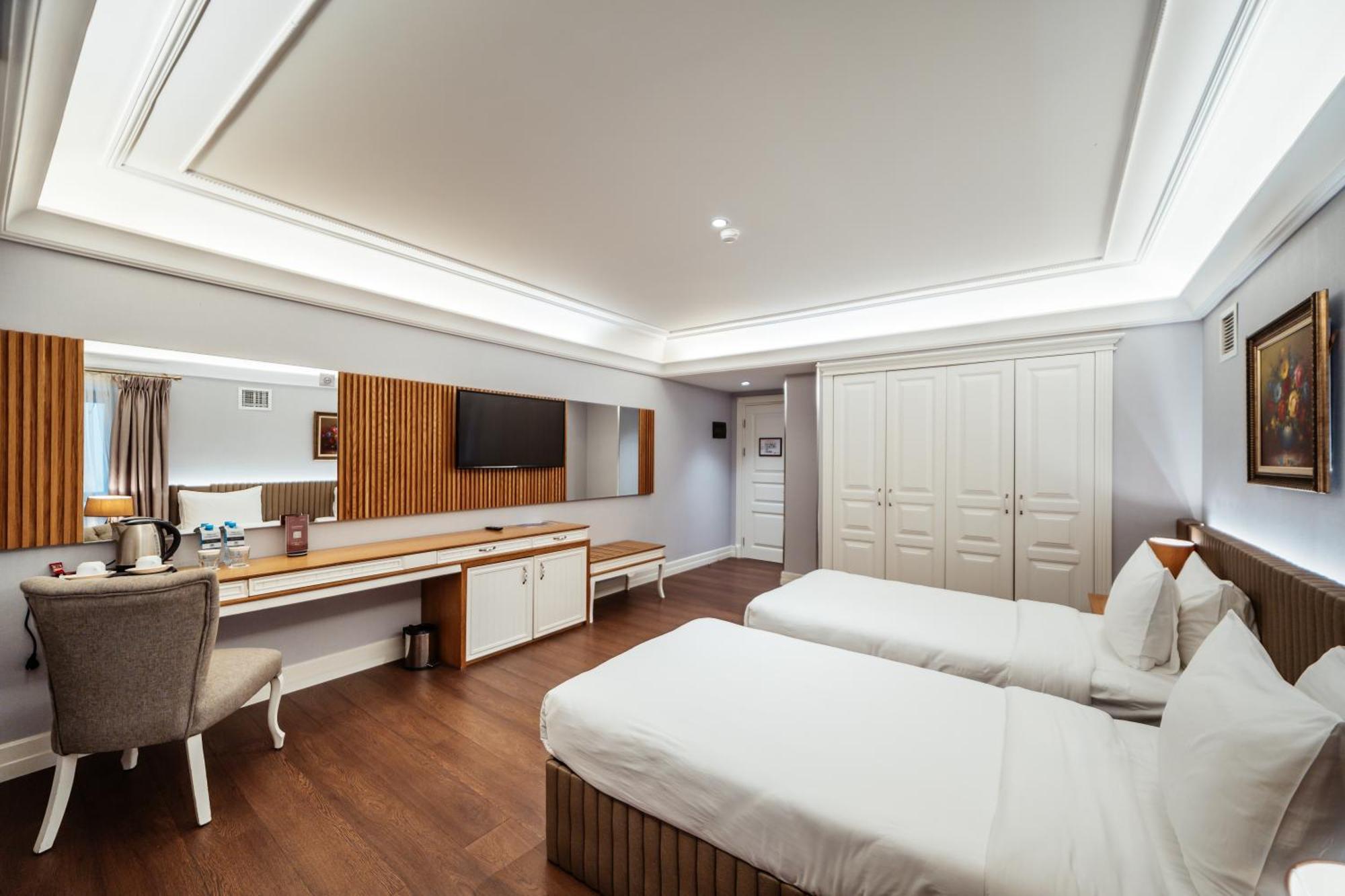 Theatrum Hotel Baku Exteriör bild Deluxe Room