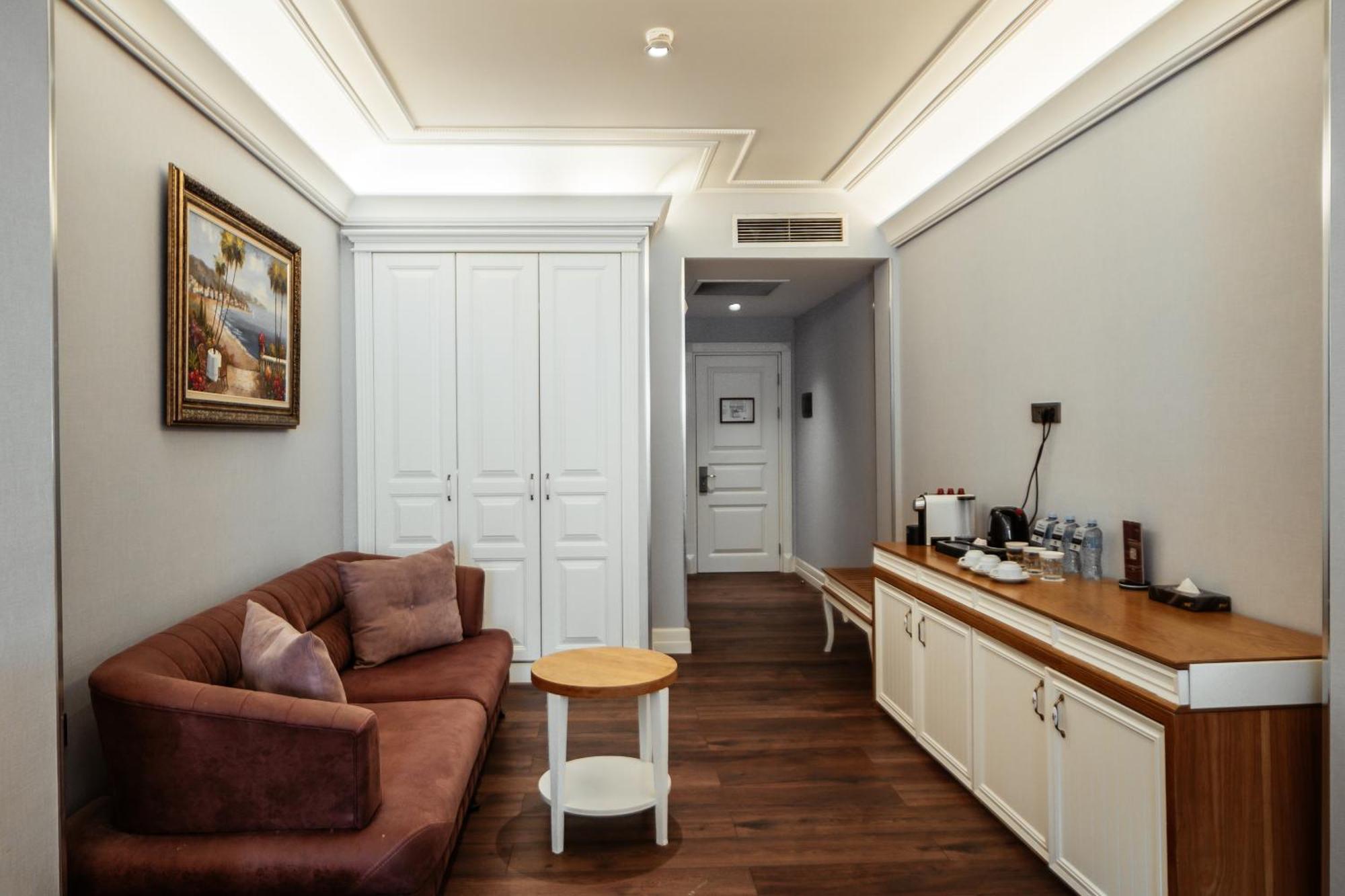 Theatrum Hotel Baku Exteriör bild A room at the hotel
