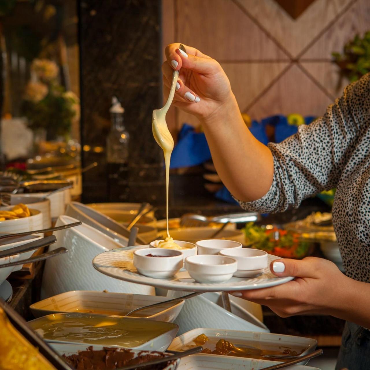 Theatrum Hotel Baku Exteriör bild A cheese fondue