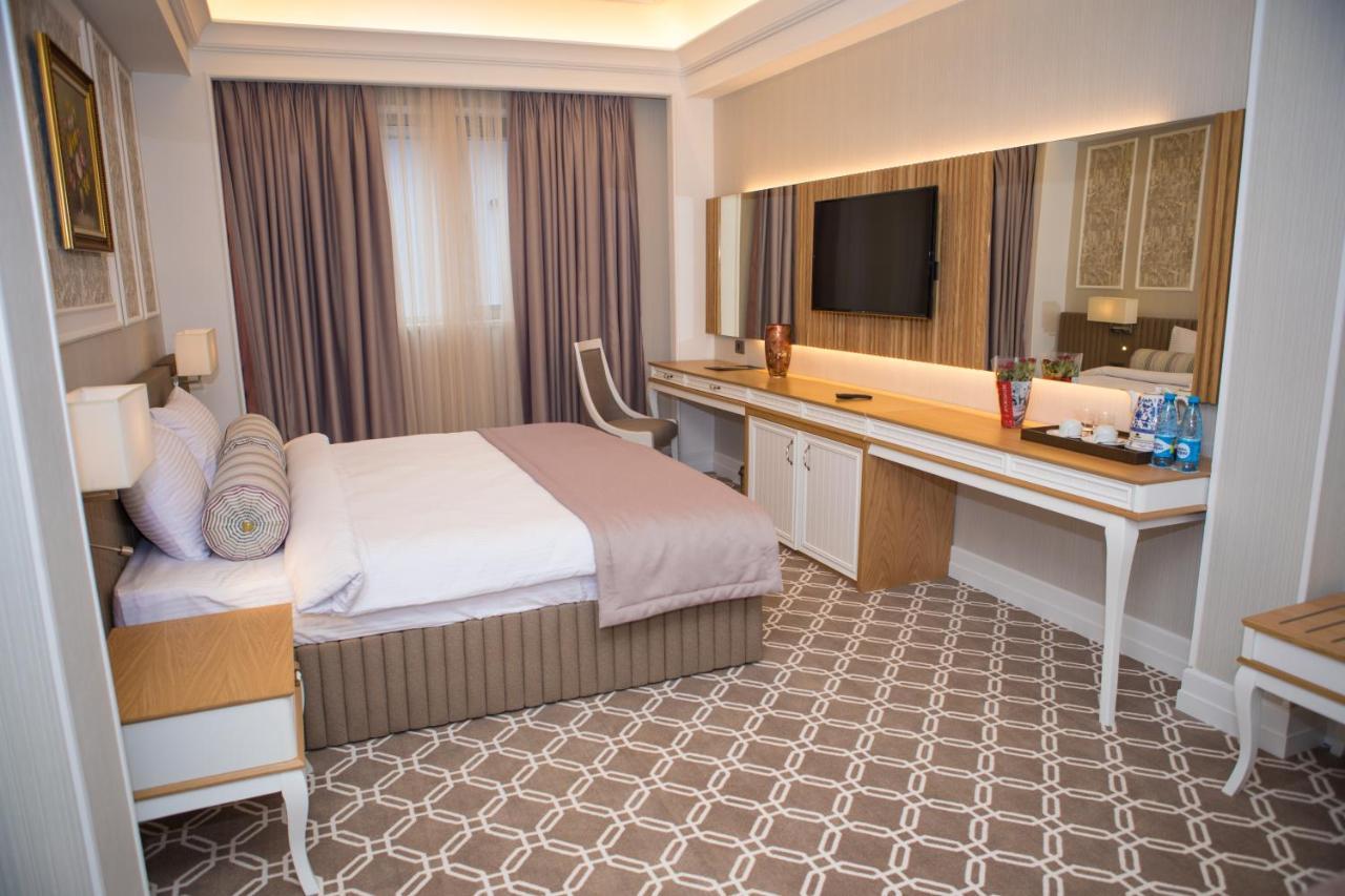 Theatrum Hotel Baku Exteriör bild A bedroom at the hotel