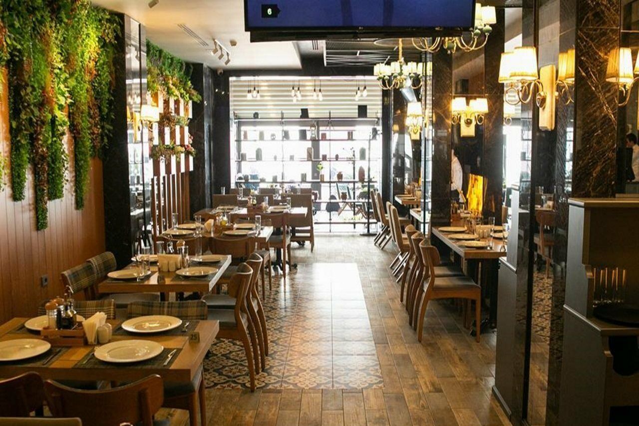 Theatrum Hotel Baku Exteriör bild Restaurant in Madrid